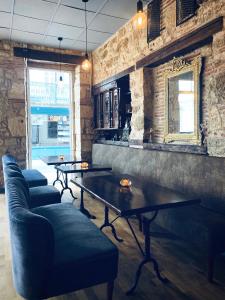 une chambre avec deux tables et deux canapés dans l'établissement L'Entrée Chambres d'Hôtes Bar & Restaurant, à Castillonnès