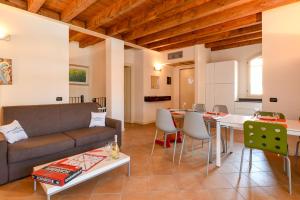 ein Wohnzimmer mit einem Sofa und einem Tisch in der Unterkunft Borgo del Torchio E6 in Manerba del Garda