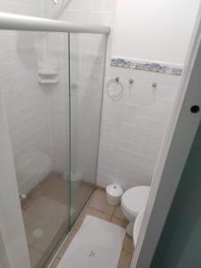 uma casa de banho com um chuveiro e um WC. em Pousada Vison em Ubatuba