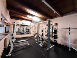 Posilňovňa alebo fitness centrum v ubytovaní Sport Hostel Cluj