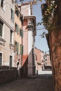 um beco numa cidade velha com um edifício em Casa Vacanze Angolo 'Sconto em Veneza