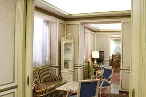 een woonkamer met 2 stoelen en een tafel bij Hotel Eliseo in Rome