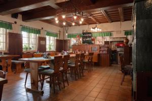 Um restaurante ou outro lugar para comer em Penzion Štekrův Mlýn