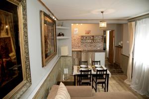 Vintage Apartment - Ultracentral, 2 dormitoare في سيغيسوارا: غرفة معيشة ومطبخ مع طاولة وكراسي