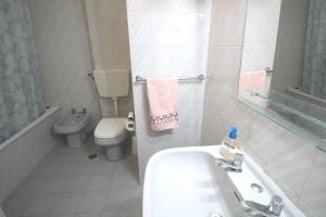 ブアルコスにあるFoz Beach Houseの洗面台とトイレ付きのバスルーム +10枚の写真