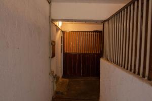 un couloir vide avec une porte en bois dans un bâtiment dans l'établissement Penzion Štekrův Mlýn, à Františkovy Lázně