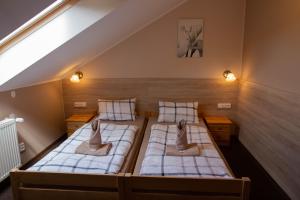 Uma cama ou camas num quarto em Penzion Štekrův Mlýn