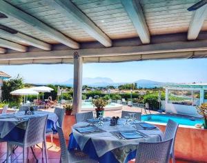 Бассейн в Hotel Stefania Boutique Hotel by the Beach или поблизости