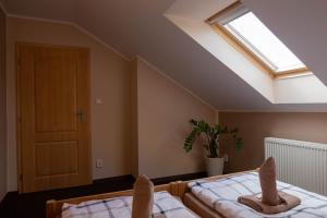 Uma cama ou camas num quarto em Penzion Štekrův Mlýn