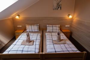 Uma cama ou camas num quarto em Penzion Štekrův Mlýn