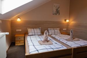 Uma cama ou camas num quarto em Penzion Štekrův Mlýn