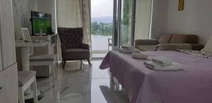 a room with two beds and a tv and a living room at Apartman studio BMB 2 in Veliko Gradište