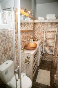 Et badeværelse på Vintage Apartment - Ultracentral, 2 dormitoare + 44 billeder