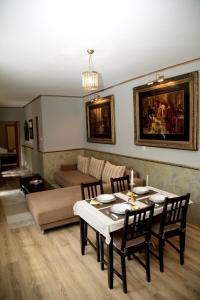 Et opholdsområde på Vintage Apartment - Ultracentral, 2 dormitoare