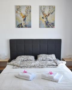- une chambre avec un lit et 2 serviettes dans l'établissement 4Bro Rooms Laerma Village, à Láerma