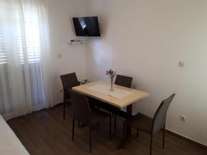 TV a/nebo společenská místnost v ubytování Apartment on the first floor