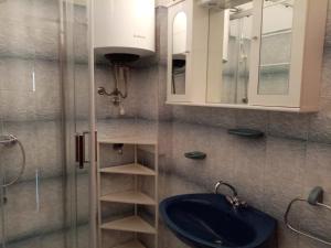 uma casa de banho com um lavatório e um espelho em Apartmani Nado Majica em Sveti Filip i Jakov