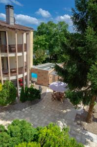 a patio with a picnic table and a building at Au Grand Hôtel de Sarlat - Pavillon de SELVES in Sarlat-la-Canéda