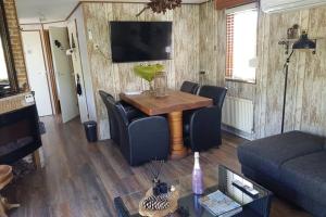TV a/nebo společenská místnost v ubytování Stuyvesanthof scheldeoord chalet 710 + 7 fotografií