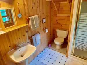 uma casa de banho com um lavatório e um WC numa cabina em Vipilodge em Janvrin Island