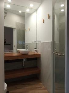 y baño con lavabo y espejo. en Triana Parque VV en Las Palmas de Gran Canaria