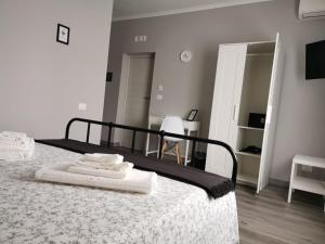 una camera da letto con un letto e asciugamani di B&B TrentaQuattro a Campomarino