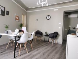 a dining room with a table and chairs at B&B TrentaQuattro in Campomarino +11 photos