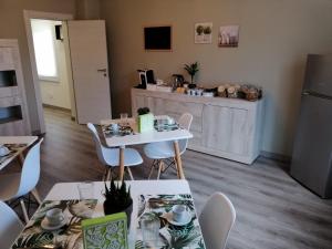 a kitchen with a table and chairs in a room at B&B TrentaQuattro in Campomarino