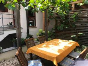 een tafel en stoelen in een patio met een tafel bij Ferienwohnung im sonnigen Kaiserstuhl in Endingen