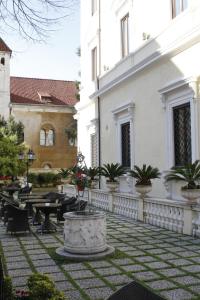 Hotel Villa Pinciana tesisinin dışında bir bahçe