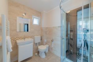 O baie la Casa Zorilor Cluj +46 fotografii