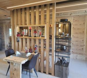 Kuchyň nebo kuchyňský kout v ubytování Le Vieux Chalet