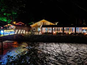 ウズンギョルにあるUzungol Selale Otel Bungalowの川の隣の家