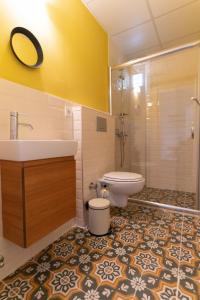 Un baño con inodoro, lavabo y ducha. en Holy Pansiyon, en Kas