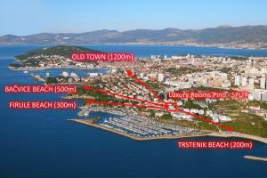 - une vue aérienne sur une ville et un port dans l'établissement Luxury Rooms Pino, à Split