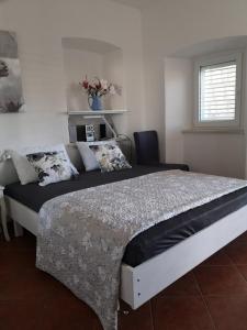 sypialnia z dużym łóżkiem w pokoju w obiekcie Viola rooms w mieście Gruda