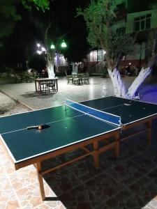 een tafeltennistafel in een park 's nachts bij Selina Hotel in Kuşadası