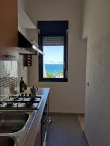 アルカモ・マリーナにあるCento Passi Dal Mareの窓から海の景色を望むキッチン
