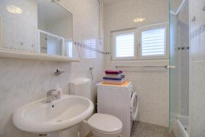 Bilik mandi di Apartments Podvorac