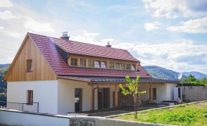 dom z czerwonym dachem w obiekcie Goldberg Appartement w mieście Krems an der Donau