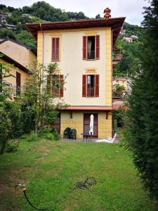 ein Haus mit einem Hof davor in der Unterkunft All'Antico Convento in Cannero Riviera