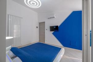 ein Schlafzimmer mit einem blauen Bett und einer Treppe in der Unterkunft Bali - BeDreams in Gaeta