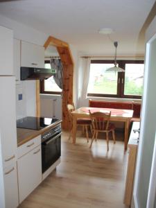 Kuchnia lub aneks kuchenny w obiekcie Ferienwohnung Laserer