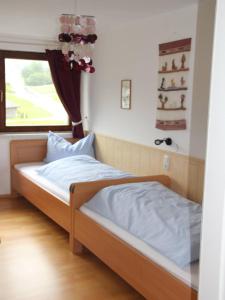 Łóżko lub łóżka w pokoju w obiekcie Ferienwohnung Laserer