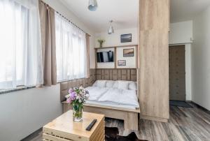 Postel nebo postele na pokoji v ubytování Modern fully equipped studio with parking Zavadilka 2620
