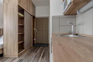 Kuchyň nebo kuchyňský kout v ubytování Modern fully equipped studio with parking Zavadilka 2620