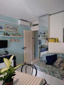 プリンチピナ・ア・マーレにあるCasa La Gioiaのベッドルーム1室(ベッド1台、デスク、テーブル付)