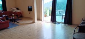 Posezení v ubytování DoiTung Homestay ดอยตุงโฮมสเตย์