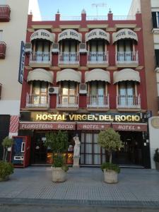 um hotel no centro de uma rua em Hostal Virgen Del Rocio em Los Palacios y Villafranca