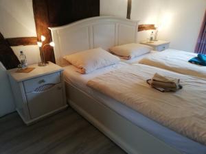 Una cama o camas en una habitación de Gästehaus Alte Liebe